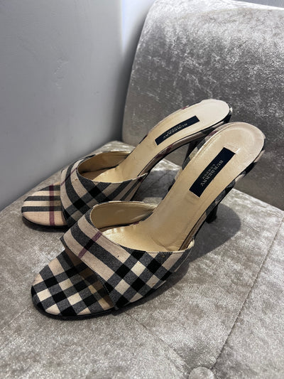 Burberry heels size 38.5