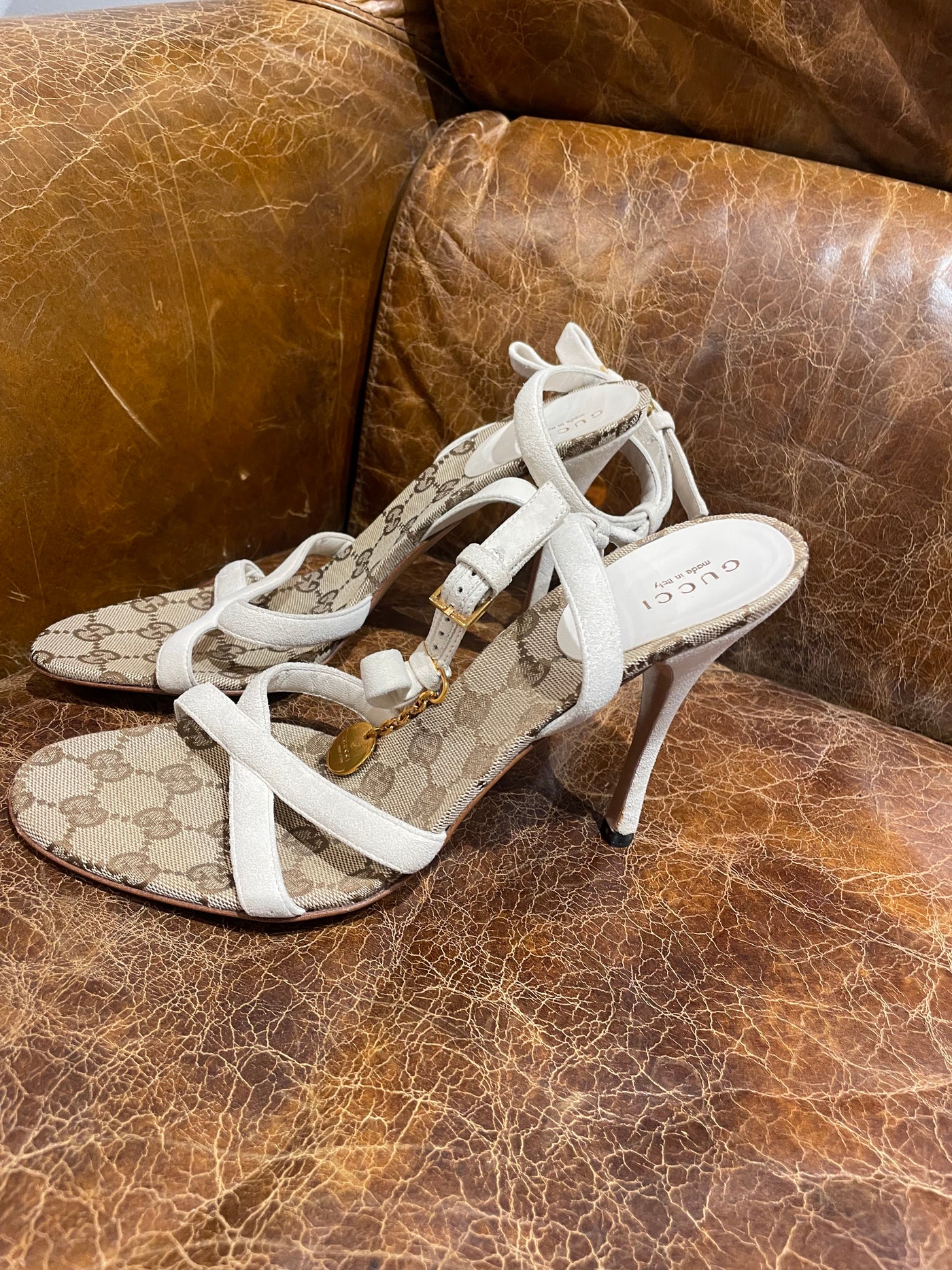 Gucci beige Suede heels size 39