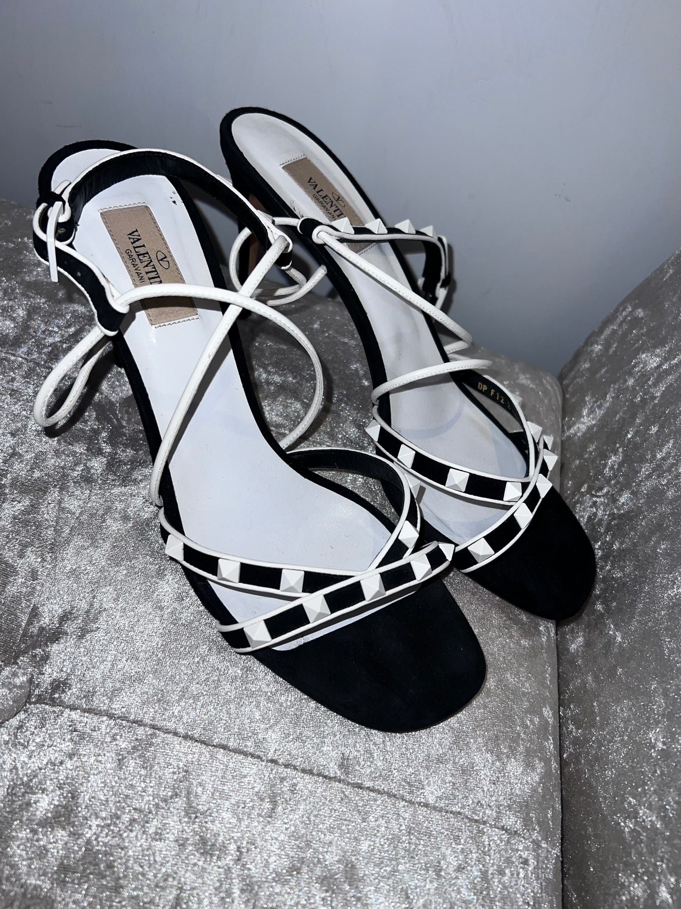 ROCKSTUD TWO-TONE LEATHER SANDALS IN BLACK & WHITE